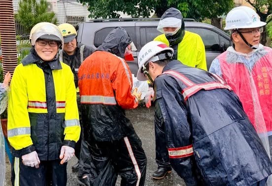 陳其邁(右二)感謝所有在第一線工作的市府同仁、工程人員、志工，冒雨守護家園的所有夥伴。 圖：取自陳其邁臉書