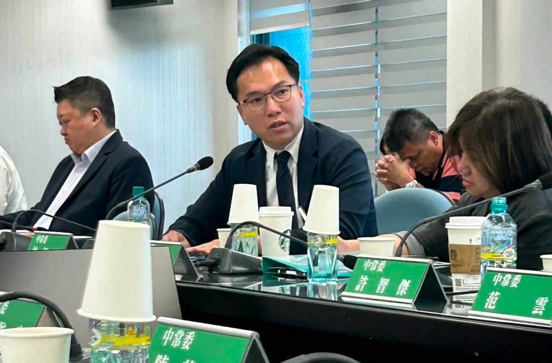 林智鴻(左二)出席中常會，當面向賴總統爭取高雄未來尚須的治水經費。 圖：取自林智鴻臉書