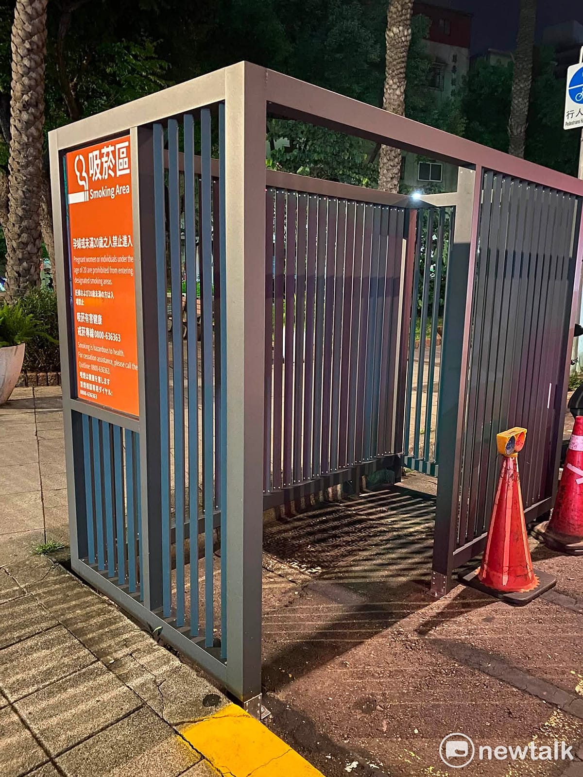 北市萬華區設立的露天「吸菸區」被網友譏諷「像狗籠」。 圖：林冠妙／攝