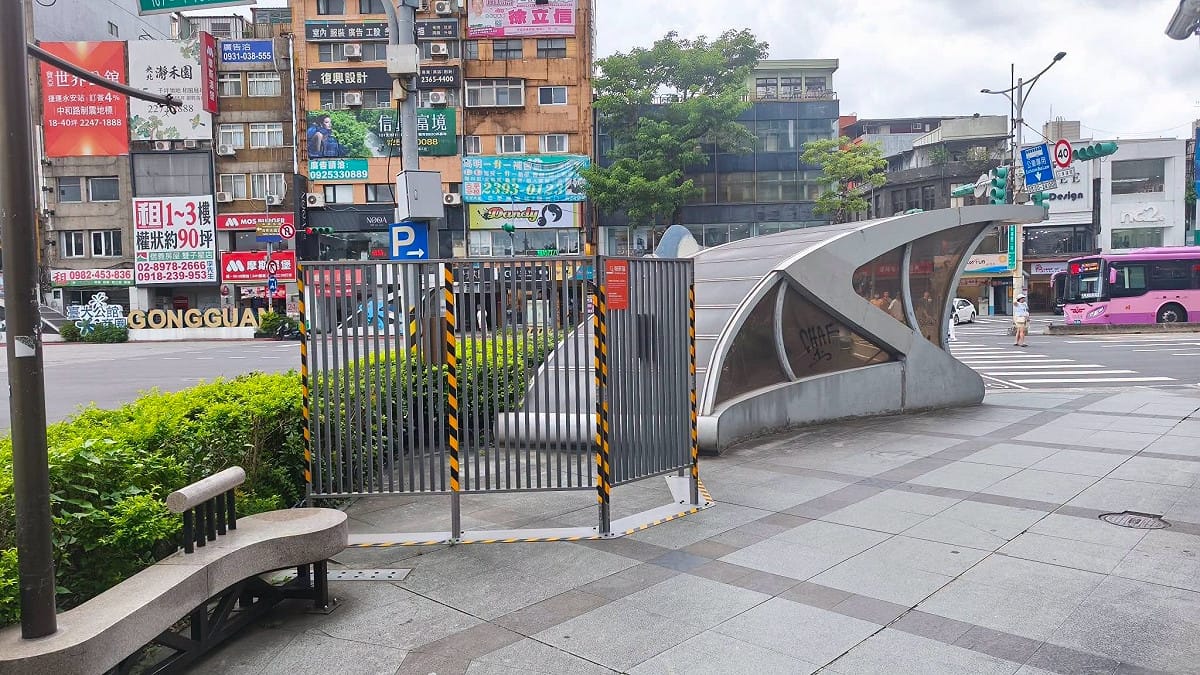 台大公館商圈的「金屬柵欄吸菸區」，被網友嘲諷像「狗籠」、「監獄」。 圖：讀者提供