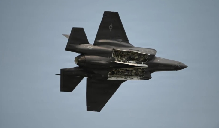 美軍隱形戰機打開彈筴艙。 圖 : 翻攝自零度Military