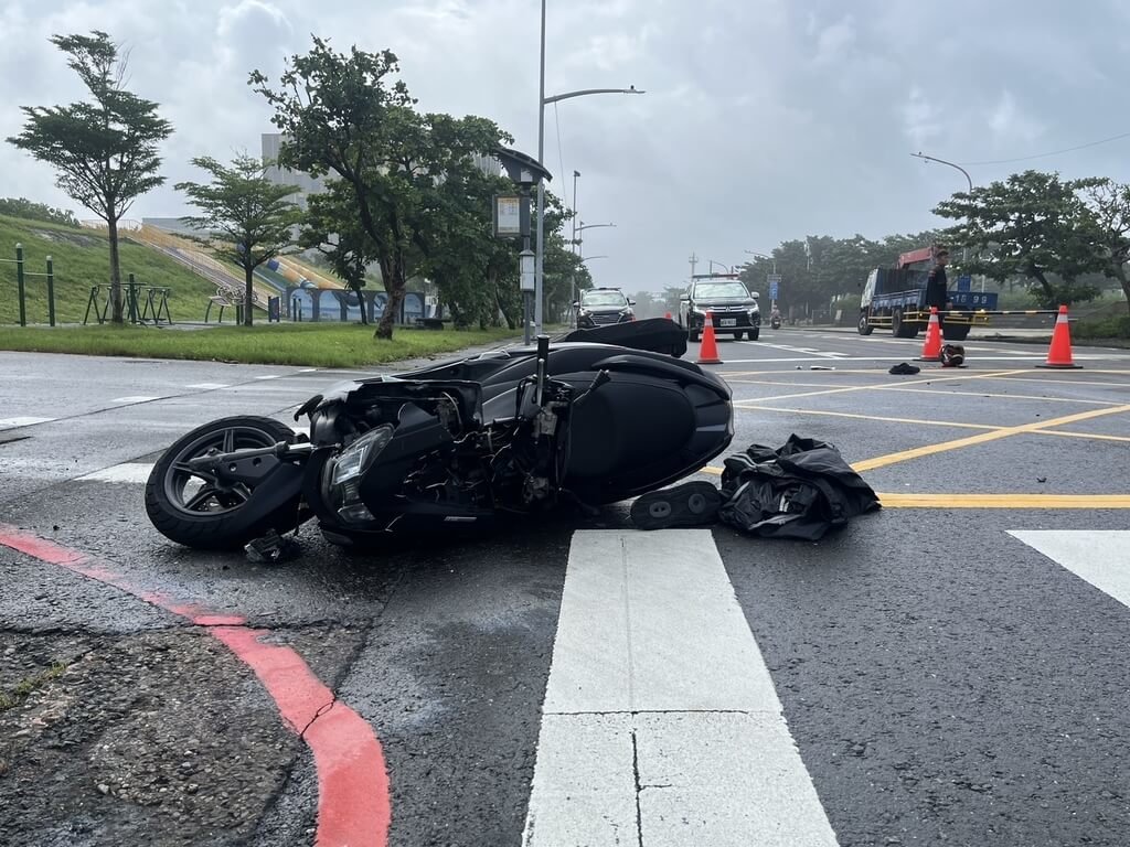 23歲尊姓機車騎士27日行經高雄市旗津區一處路口時，與一部大貨車發生碰撞，尊男經送醫急救仍不治。（高雄市政府警察局鼓山分局提供）中央社記者張已亷傳真　115年8月27日
