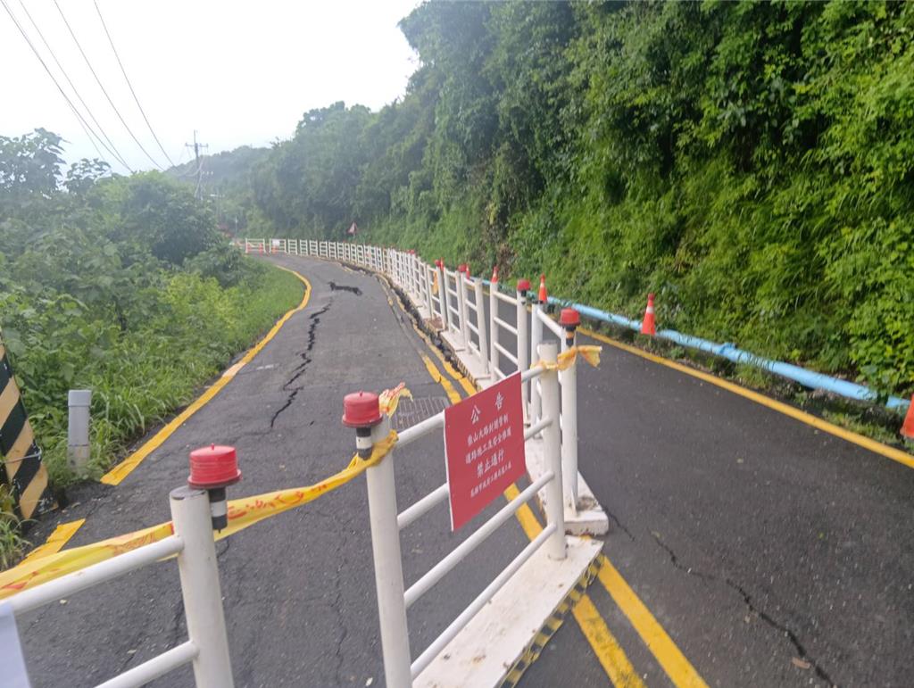高雄市鼓山區柴山大路出現邊坡滑動，道路錯位崩塌成階梯狀。 圖：高雄市道工處提供