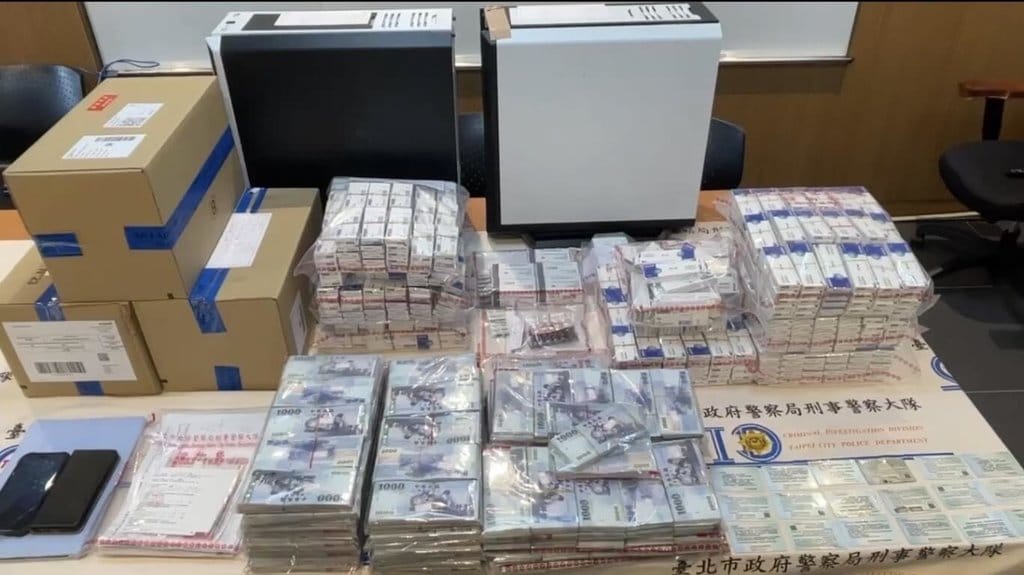 台北市刑警大隊27日宣布破獲某診所涉販售含毒品成分的安眠藥，醫生在病患處方箋內多報領取管制藥品，取得後以高價販售特定人牟利，並搜出大批藥品和現金。（警方提供）中央社記者劉建邦傳真　115年8月27日