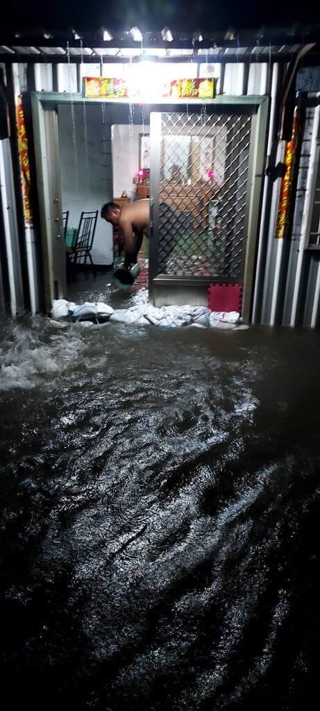 近日受低氣壓及颱風外圍環流影響，台東地區出現強風豪雨釀財損。台東縣政府27日提醒民眾，受災戶可申報各項稅費減免。圖為日前豪雨導致泥水流入民宅。（民眾提供）中央社記者盧太城傳真　115年8月27日