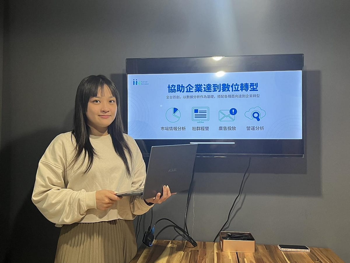 游雅智從實務營運面剖析，政治類FB粉絲專頁的經營重點在於「高黏著度的鐵粉經濟」。 圖：和捷關鍵資訊／提供