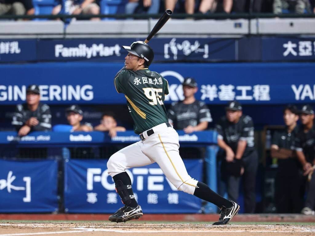 中華職棒台鋼雄鷹隊日籍野手永田颯太郎（前）26日生涯一軍初登場，對戰富邦悍將隊敲出2安打、2打點，生涯首安、首打點都出爐。（台鋼雄鷹隊提供）中央社記者蘇志畬傳真　115年8月27日