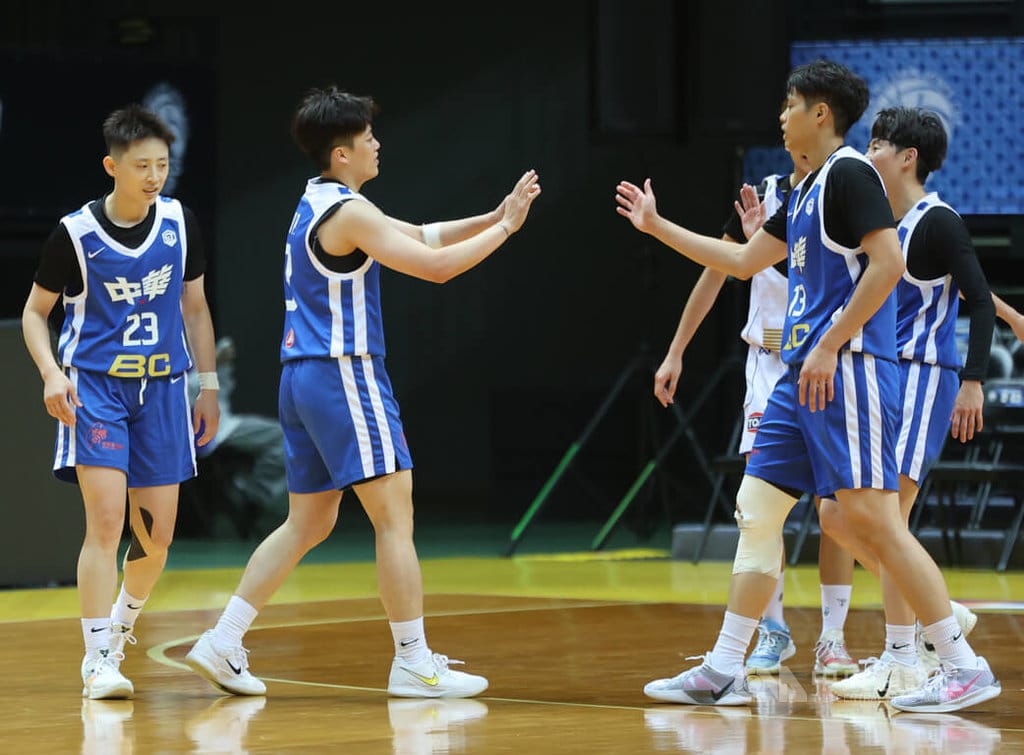 2026第45屆新北威廉瓊斯盃國際籃球邀請賽女子組台灣藍隊27日第2戰交手泰國隊，台灣藍陣中羅蘋（左2）在比賽末節三分球出手得分，與隊友開心擊掌。中央社記者趙世勳攝　115年8月27日