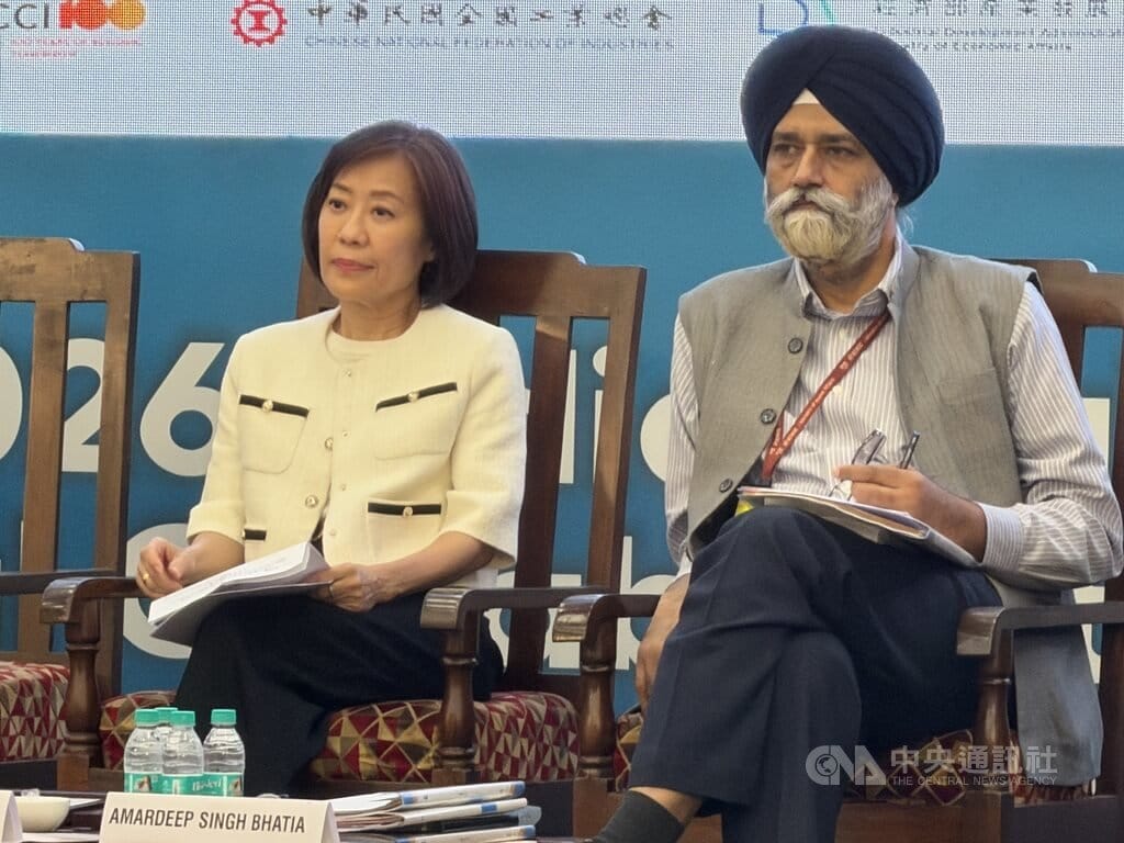 台灣的經濟部政務次長江文若（圖左）、印度的商工部次長巴提亞（Amardeep Singh Bhatia）（圖右）親自出席「台灣印度CEO圓桌論壇」、「台灣印度產業鏈結高峰論壇」，傾聽彼此對相互合作的心聲與期待。中央社記者李晉緯班加羅爾攝　115年8月27日 圖：中央社提供
