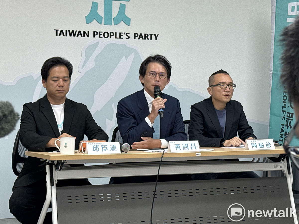 民眾黨主席黃國昌（中）、黨秘書長周榆修（右）、民眾黨竹北市長參選人邱臣遠（左）。 圖：周煊惠 ／攝