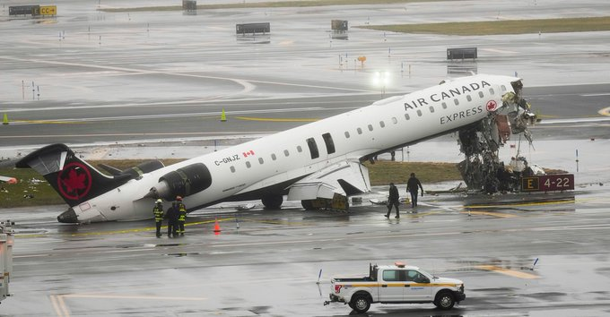 美國紐約拉瓜迪亞機場今年 3 月發生加拿大航空客機與消防車相撞事故。 圖 : 翻攝自騰訊網