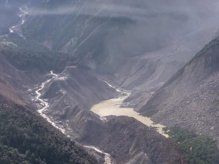 尼泊爾與中國西藏交界 26 日爆發毀滅性洪災與山崩，造成兩地至少 691 人死亡、超過 3000 人失蹤。 圖 : 翻攝自第一財經