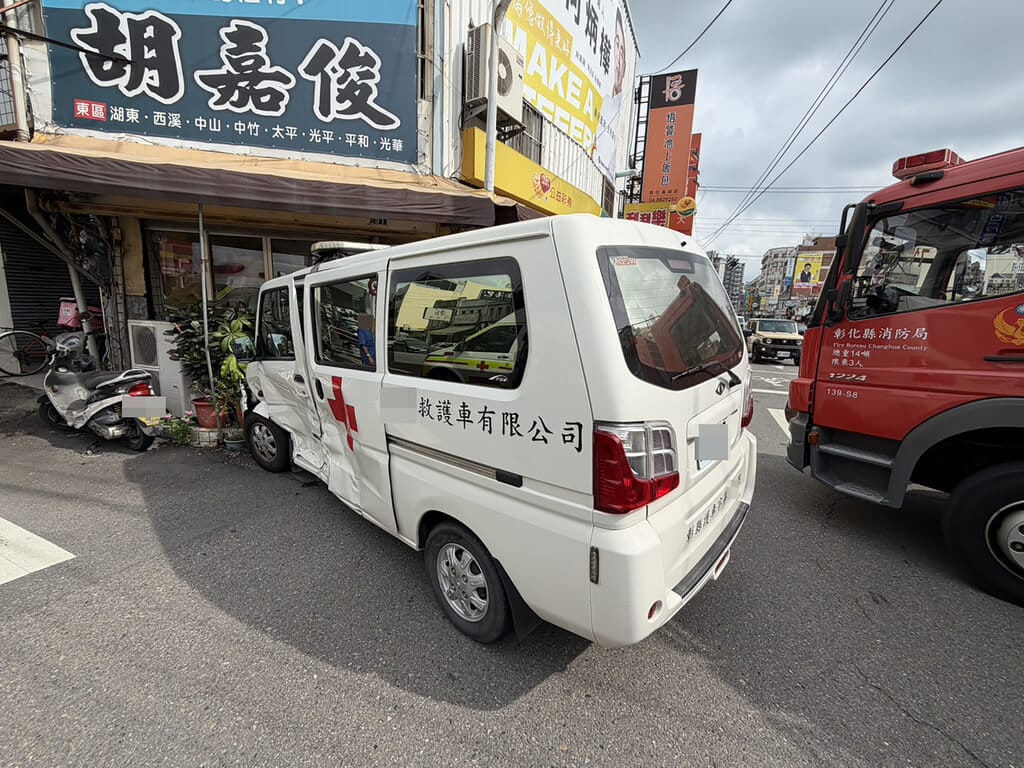 彰化縣溪湖鎮28日發生自小客車與民間救護車碰撞車禍，救護車副駕駛及自小客車駕駛共2人受傷送醫，確切肇事原因仍待釐清。（民眾提供）中央社記者鄭維真傳真　115年8月28日