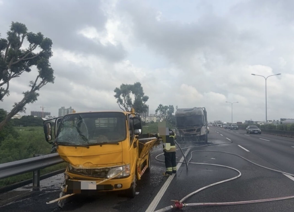 國道1號台南市仁德北向路段28日發生大貨車追撞小貨車事故，大貨車頭起火，消防獲報到場處理；小貨車駕駛及乘客計2人受傷送醫。（國道警察局提供）中央社記者張榮祥傳真　115年8月28日