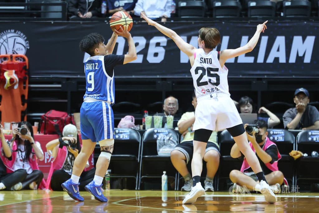 第45屆新北威廉瓊斯盃國際籃球邀請賽女子組台灣白隊28日晚間交手日本隊，台灣白宋瑞蓁（前左）上半場三分球4投2中，助隊以37比35暫居領先。中央社記者趙世勳攝　115年8月28日