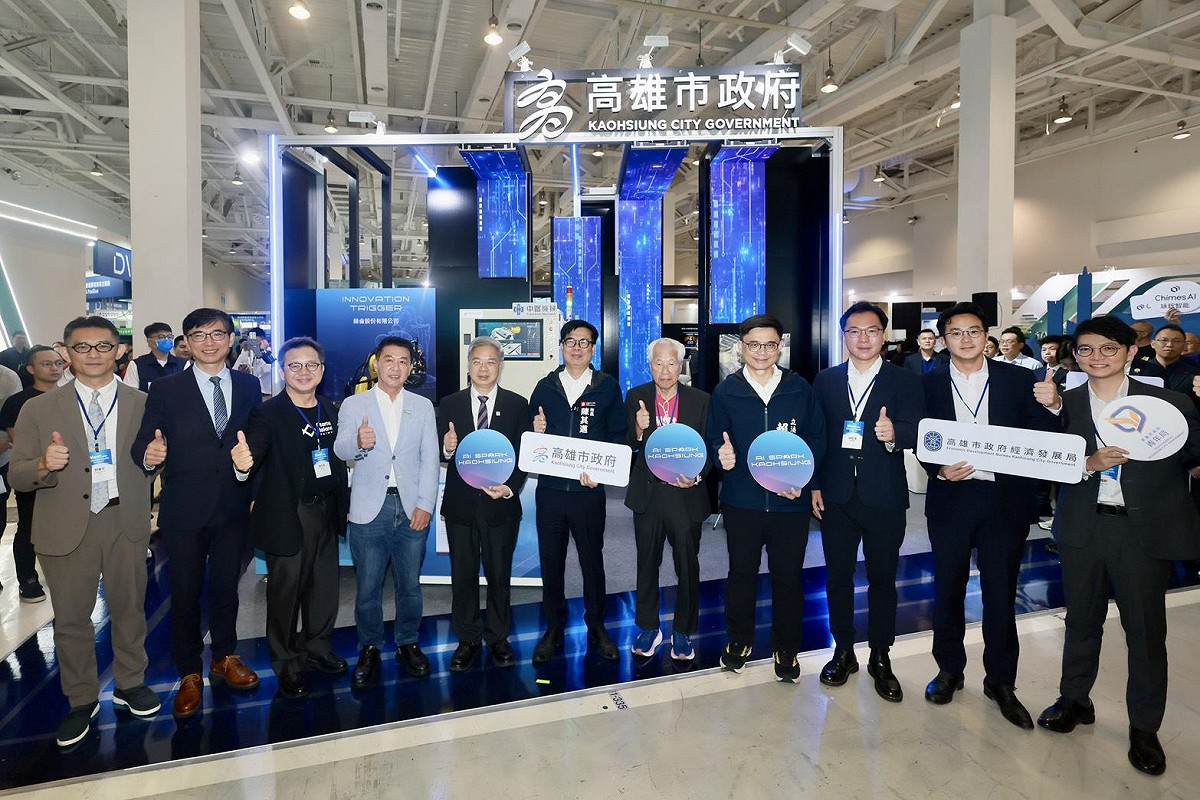 與會貴賓參觀高雄市政府主題館，了解新創以AI、智慧製造及淨零技術回應企業需求。 圖：高雄市經發局／提供