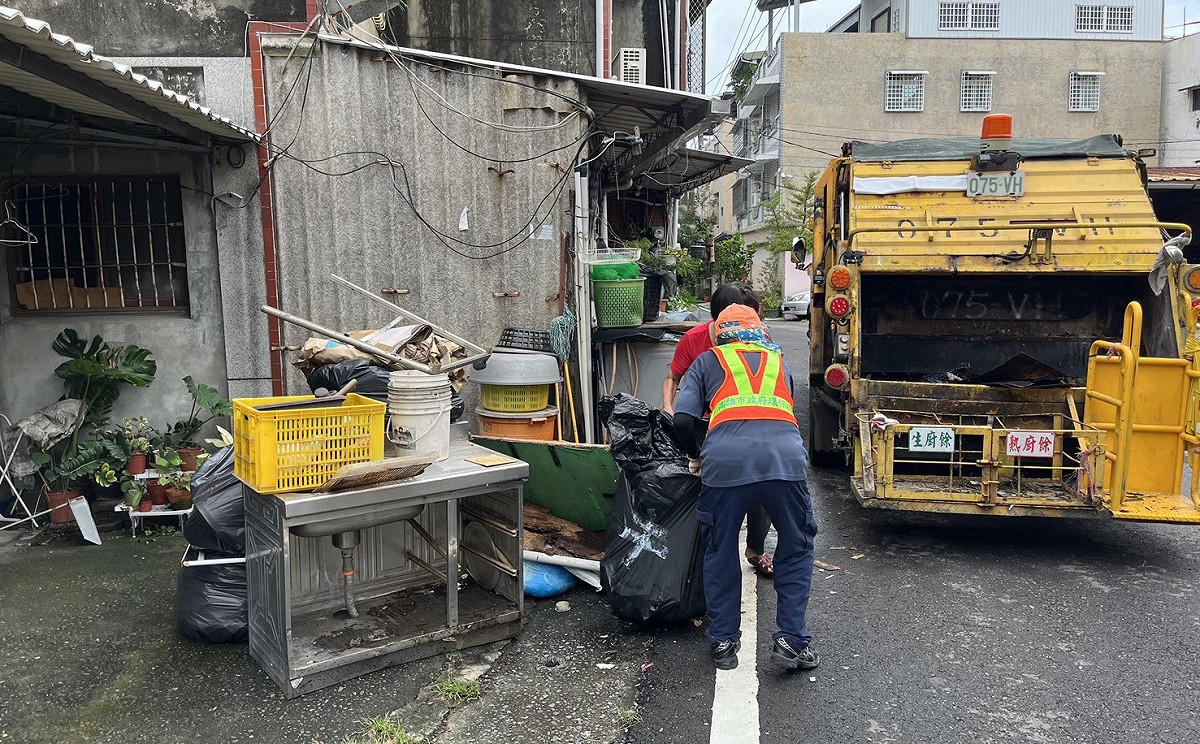 高市府防疫團隊因應岡山區本土登革熱家庭群聚疫情，擴大動員執行社區環境整頓工作。 圖：高雄市衛生局／提供