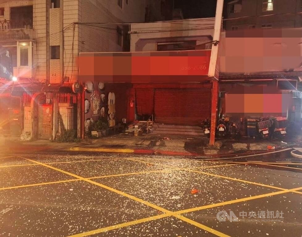 台北市北投區中央北路3段附近一家便當店28日晚間發生氣爆案，警消到場後拉水線撲滅火勢後發現排油煙機及爐具被燒毀，無人受傷，起火原因仍待調查釐。中央社記者劉建邦傳真　115年8月29日