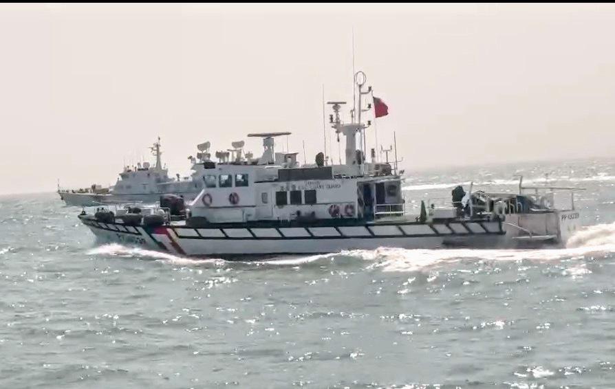 沙德爾颱風遠離後，金門海域今（29）日海象逐漸回穩，中國海警 4 艘船隻趁週末海上交通繁忙之際接近並航入金門限制水域。 圖：海巡署提供