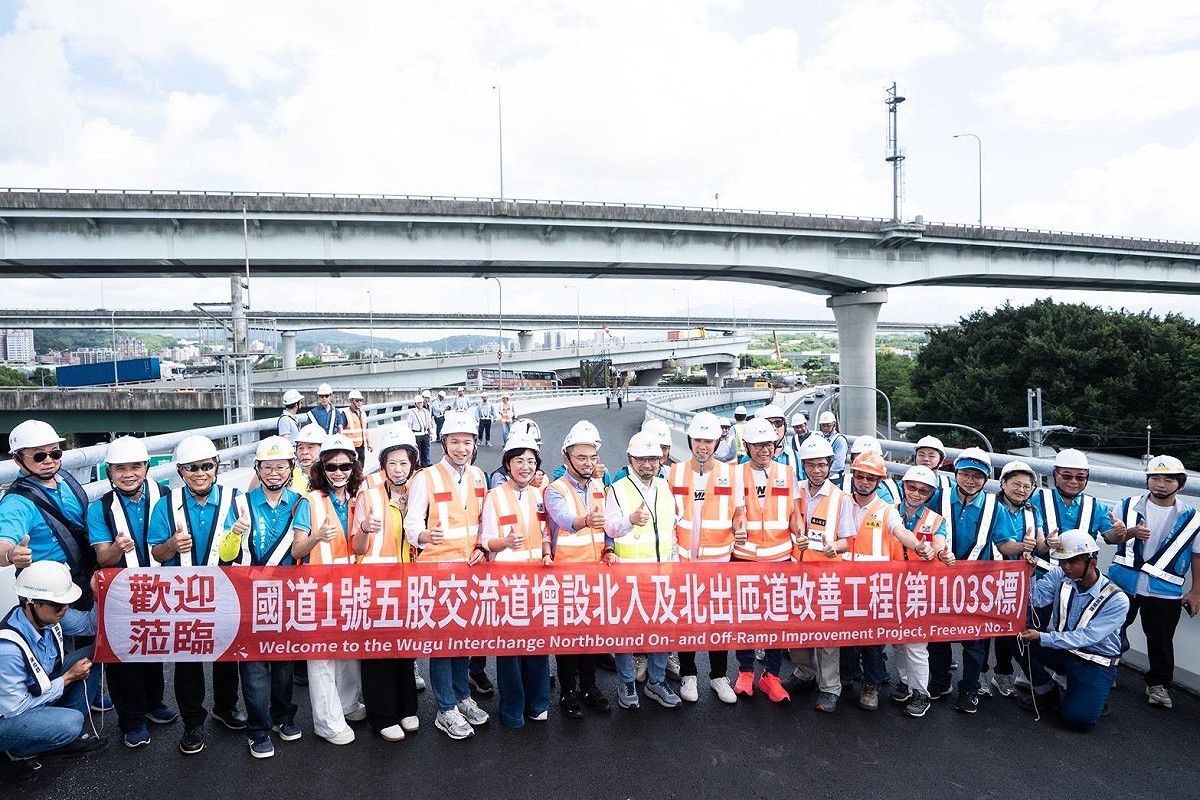 新北市長候選人、立法委員蘇巧慧今（29）日與新北市議員李宇翔出席「國道1號五股交流道改善工程」與「國道1號林口交流道改善工程」視察行程，兩項工程由中央挹注80億元經費。 圖：蘇巧慧競選辦公室提供
