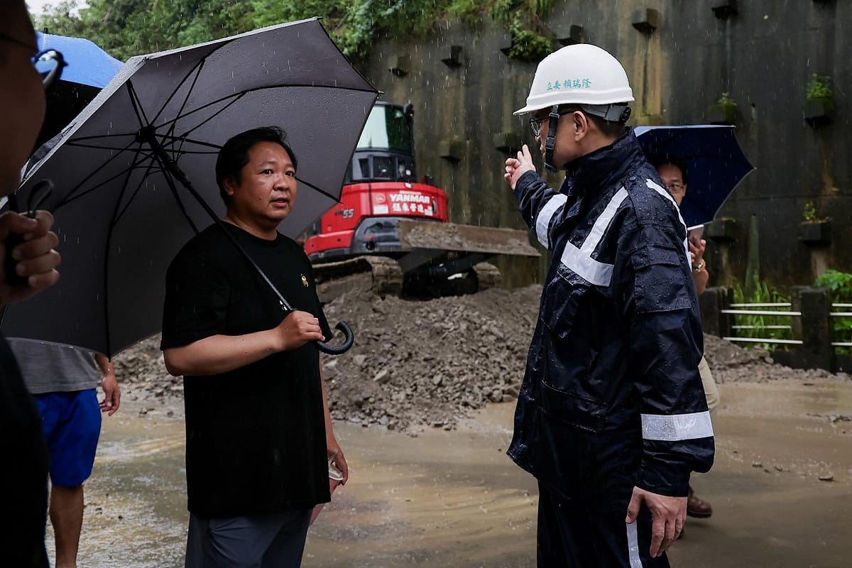 賴瑞隆(右)赴小港區松富街勘察擋土牆倒塌、土石滑落情形。 圖：賴瑞隆競辦／提供