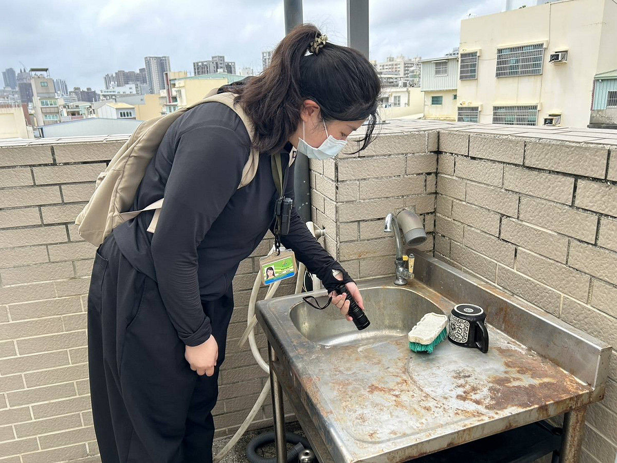 防疫人員至住家進行孳生源檢查。 圖：高雄市衛生局／提供