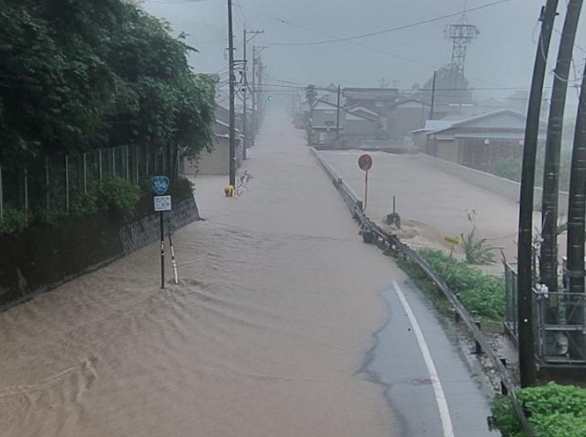 日本福井縣遭遇強降雨侵襲，多處地區傳出淹水災情。 圖：翻攝自 Ｘ @livecam_db