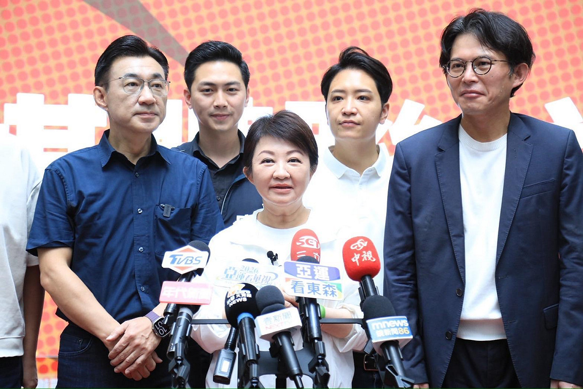 台中市長盧秀燕、立法院副院長江啟臣與民眾黨主席黃國昌今出席「2026台中戰鬥陀螺嘉年華」活動。 圖：台中市政府／提供