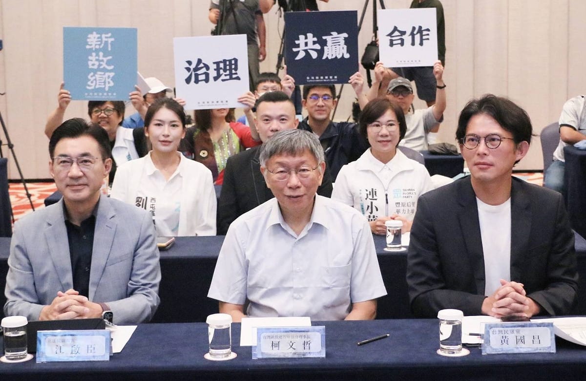 民眾黨台中辦論壇，柯文哲黃國昌江啟臣合體。  圖：台灣民眾黨/提供
