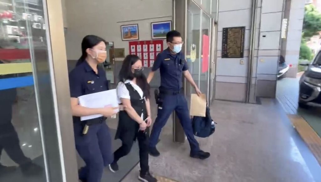 邱姓婦人誤信通訊軟體投資遭詐騙新台幣300萬元，因看見警方防詐新聞驚覺受騙報案。瑞芳警分局28日設伏，在邱婦住處當場逮捕車手56歲賴姓女子（中），保住邱婦的150萬元。（讀者提供）中央社記者王朝鈺傳真　115年8月30日