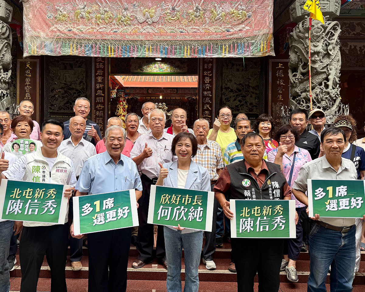 陳信秀陪同何欣純前往北屯重要信仰中心「上天宮」參香祈福。 圖：陳信秀競辦/提供