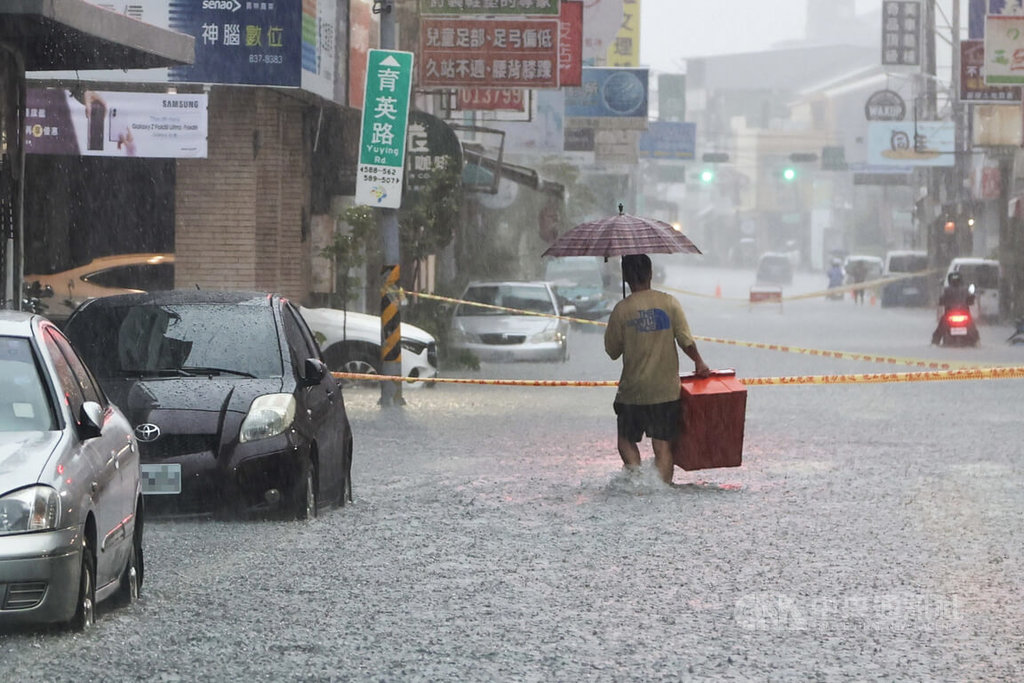 彰化縣30日午後豪雨，員林市育英路一度水淹及小腿，部分路段被圍起封鎖線，進行交通管制。中央社記者鄭維真攝　115年8月30日