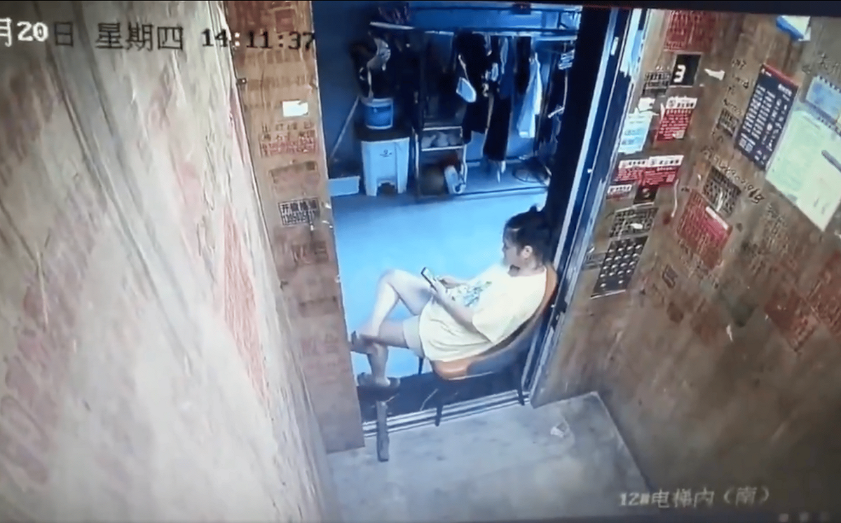 (影)中國「蹭冷氣」亂象刷新三觀！電梯卡門滑手機 超市走道全塞滿