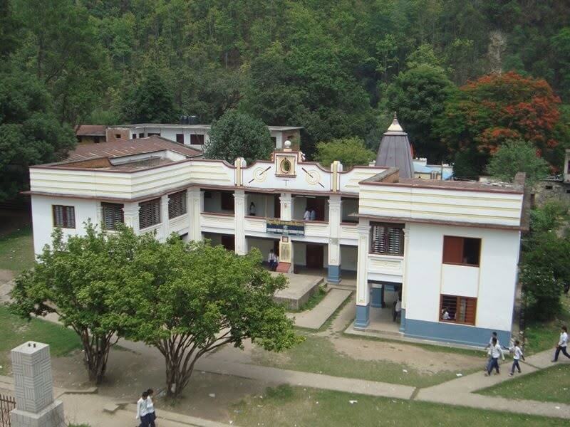 尼泊爾與西藏邊境地區26日發生大規模暴洪和土石流，特里布翠蘇里中學校長事後當時接獲多通電話示警，當機立斷率約900名在校學生撤離至安全地點。 圖：取自特里布翠蘇里中學臉書facebook.com