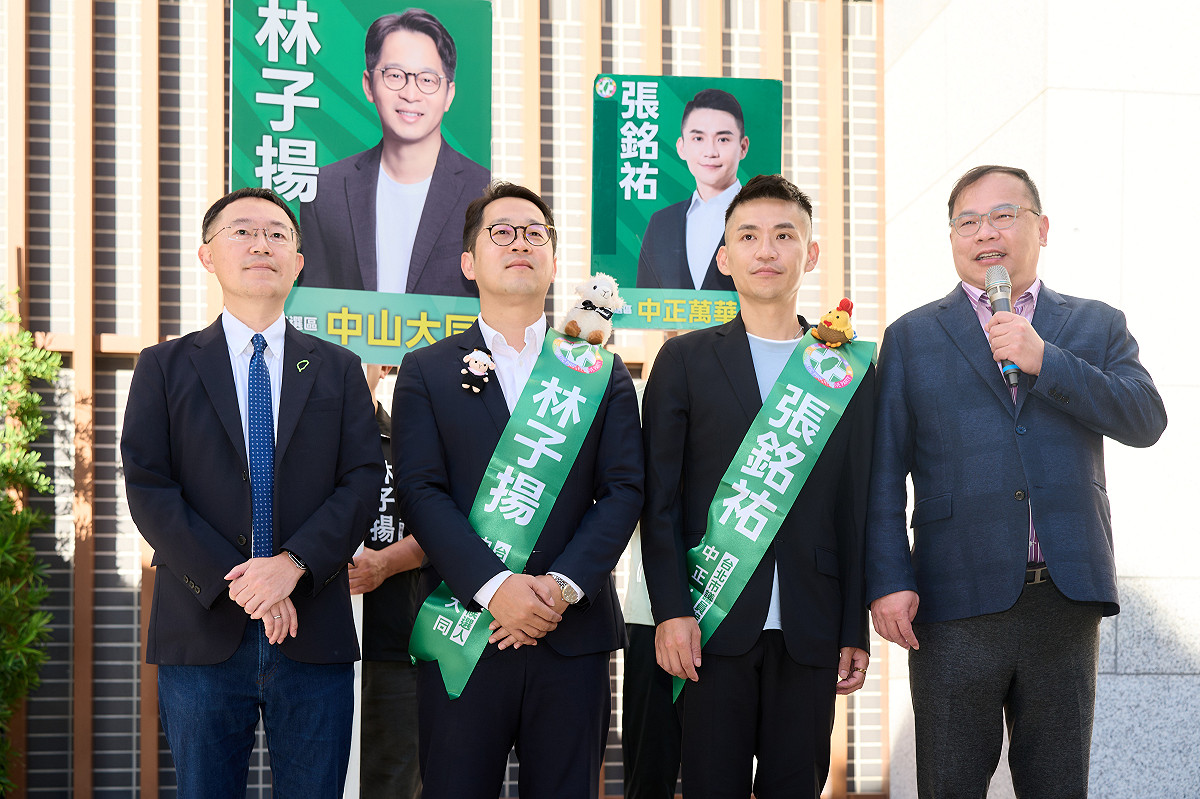 民進黨正國會台北市議員候選人張銘祐、林子揚今日在綠委王義川、李坤城陪同下，前往台北市選委會登記參選。 圖：正國會辦公室提供