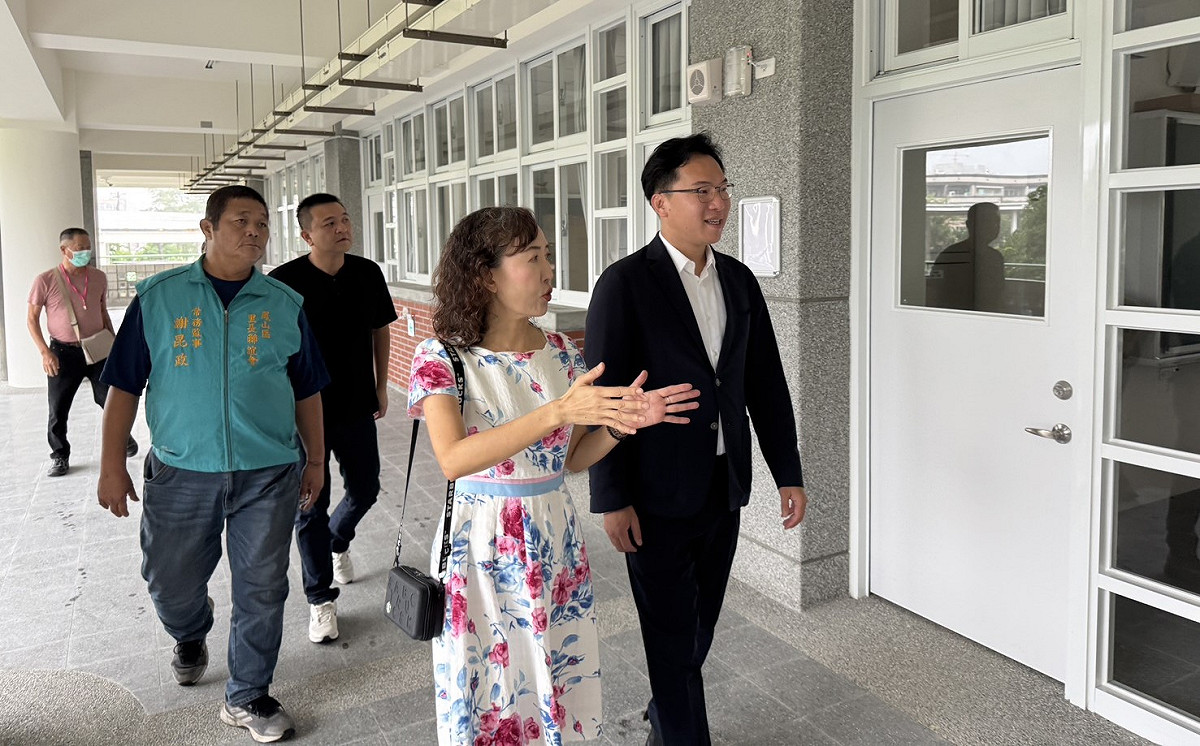 林智鴻(右一)在校長謝慧珍(右二)陪同下巡視新校舍。 圖：林智鴻服務處／提供