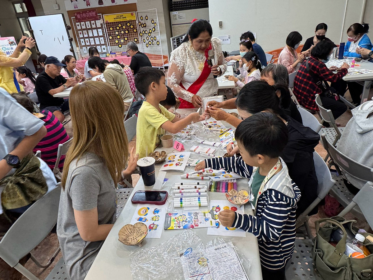 這場由移民署舉辦的「新住民藝起來 椰殼彩繪DIY」活動，讓46位新住民及其子女一同拿起畫筆，把計畫吉祥物「e寶」畫在泰國椰殼上，也讓一段跨海的生活記憶，在親子共同彩繪中重新被畫出來。 圖：移民署提供