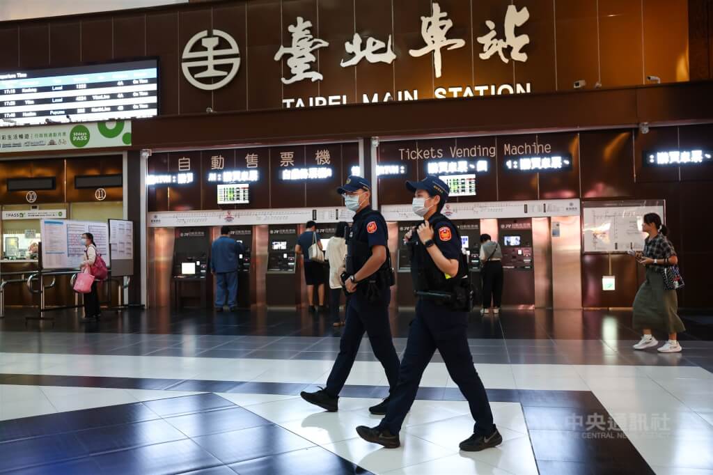 圖為台北車站大廳巡邏員警。（中央社檔案照片）