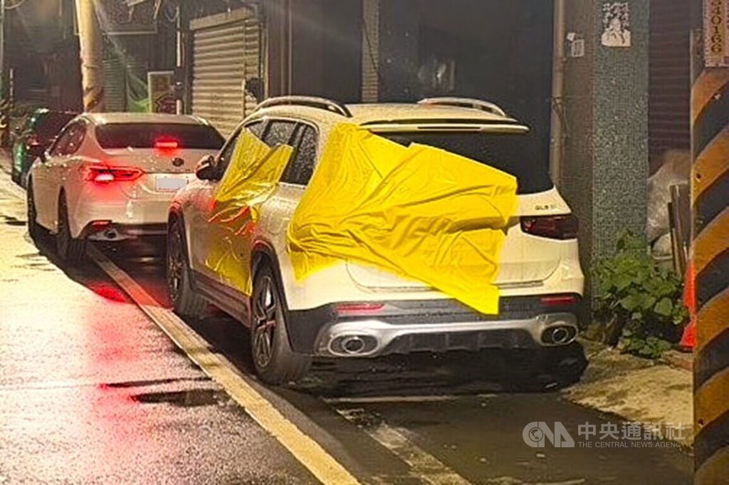 新北市五股區日前有人不滿路邊停車遭貼紙條及膠膜，提告毀損，警方調查後將涉案人移送檢方偵辦。（翻攝照片）中央社記者王鴻國傳真　115年8月31日