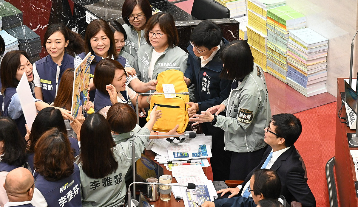 國民黨高雄市議會黨團特別準備一份「畢業禮物」，送給即將卸任的市長陳其邁(右一)。 圖：國民黨高雄市議會黨團／提供
