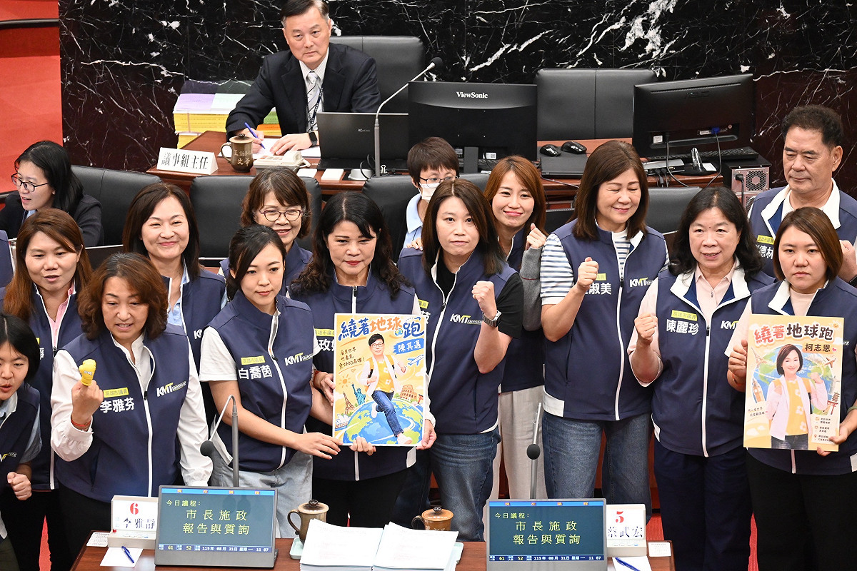 國民黨團祝福陳其邁卸任之後放下繁忙市政工作，帶著柯志恩送他的旅行背包繞著地球跑。 圖：國民黨高雄市議會黨團／提供