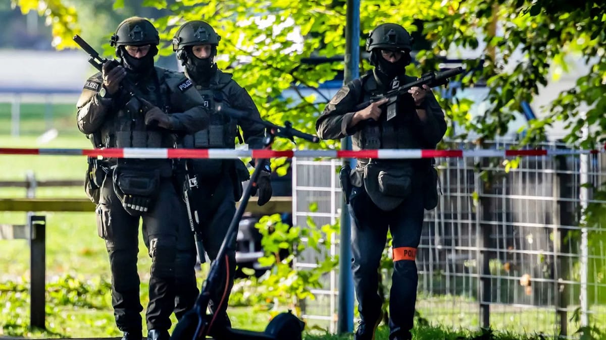 瑞士北部阿爾高州 30 日凌晨發生一起槍擊事件，造成 1 死 5 傷，當地警方隨即封鎖現場。 圖:翻攝自 X @PopularFront_