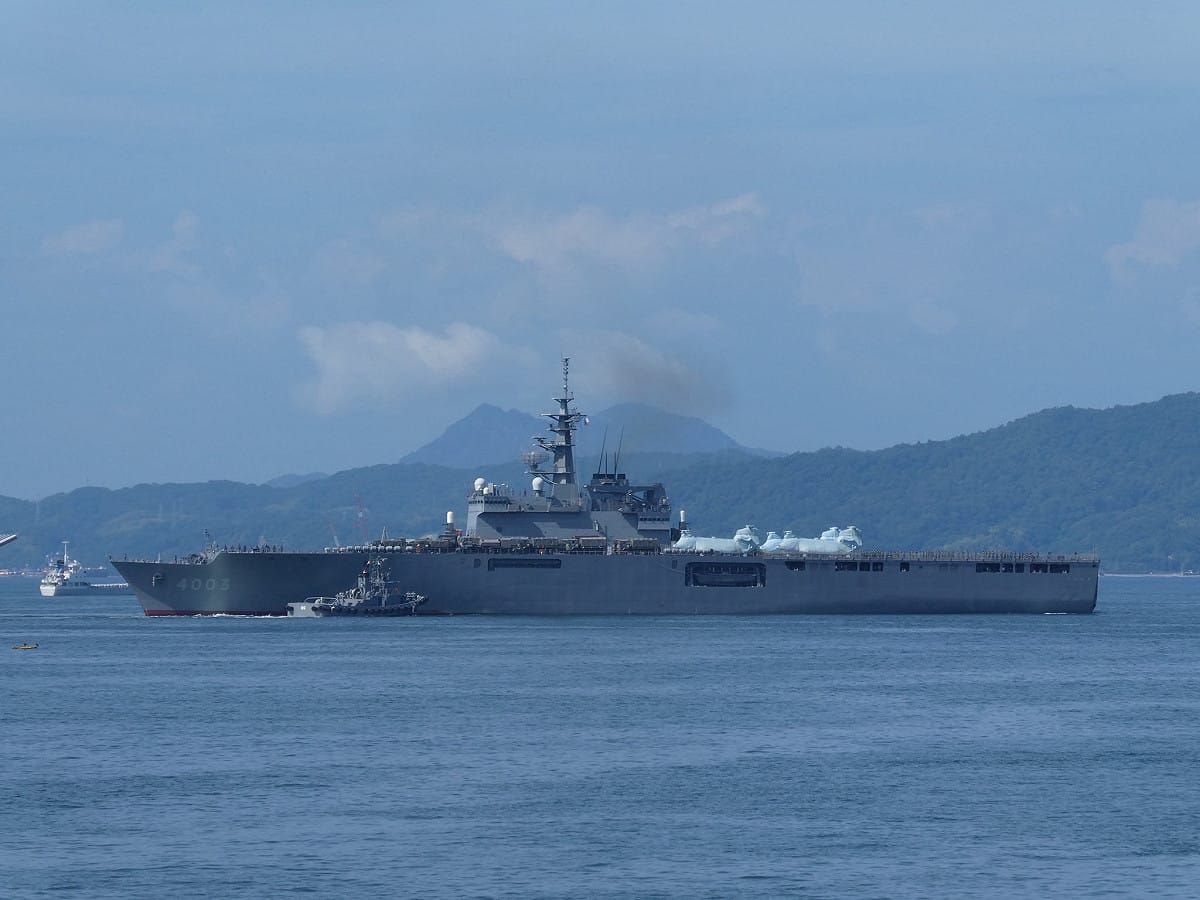 日本政府 30 日派遣載運 CH-47 大型運輸直升機的海上自衛隊輸送艦「國東號」前往支援印尼加里曼丹的森林大火，為自衛隊史上首次赴海外執行救火作業。 圖:翻攝自 X @049_dwi