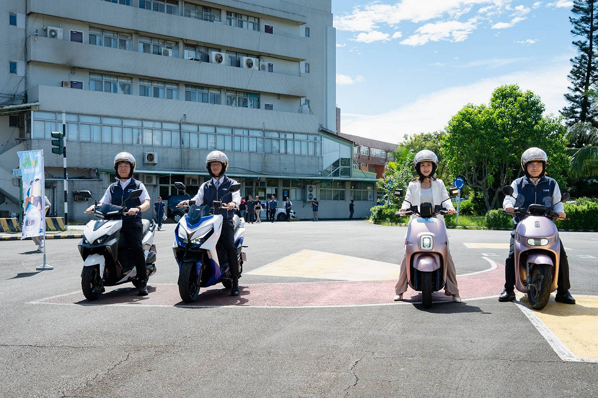 為了鼓勵機車騎士養成遵守交通規則的習慣，交通部公路局推出機車族抽獎活動，即日起只要機車族交通零違規，並登錄官網報名就具參加資格。 圖：交通部公路局／提供（資料照）