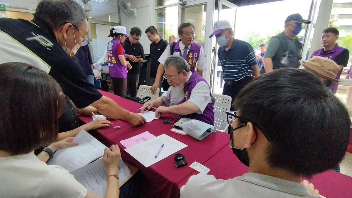 張靜(中)搶在藍綠之前，首日即完成高雄市長參選登記。 圖：司法改革黨／提供