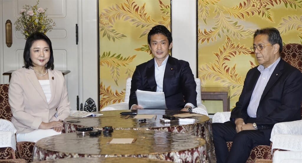 中道改革聯合、立憲民主黨與公明黨31日下午在國會內舉行約30分鐘的黨魁會談，正式決定現階段放棄3黨合併。（共同社） 圖：中央社提供