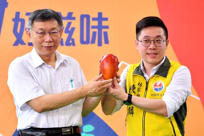 屏東縣枋寮鄉前鄉長陳亞麟與前民眾黨主席柯文哲關係密切，甚至經常一同現身於公眾場合。 圖：台北市府/提供（資料照）