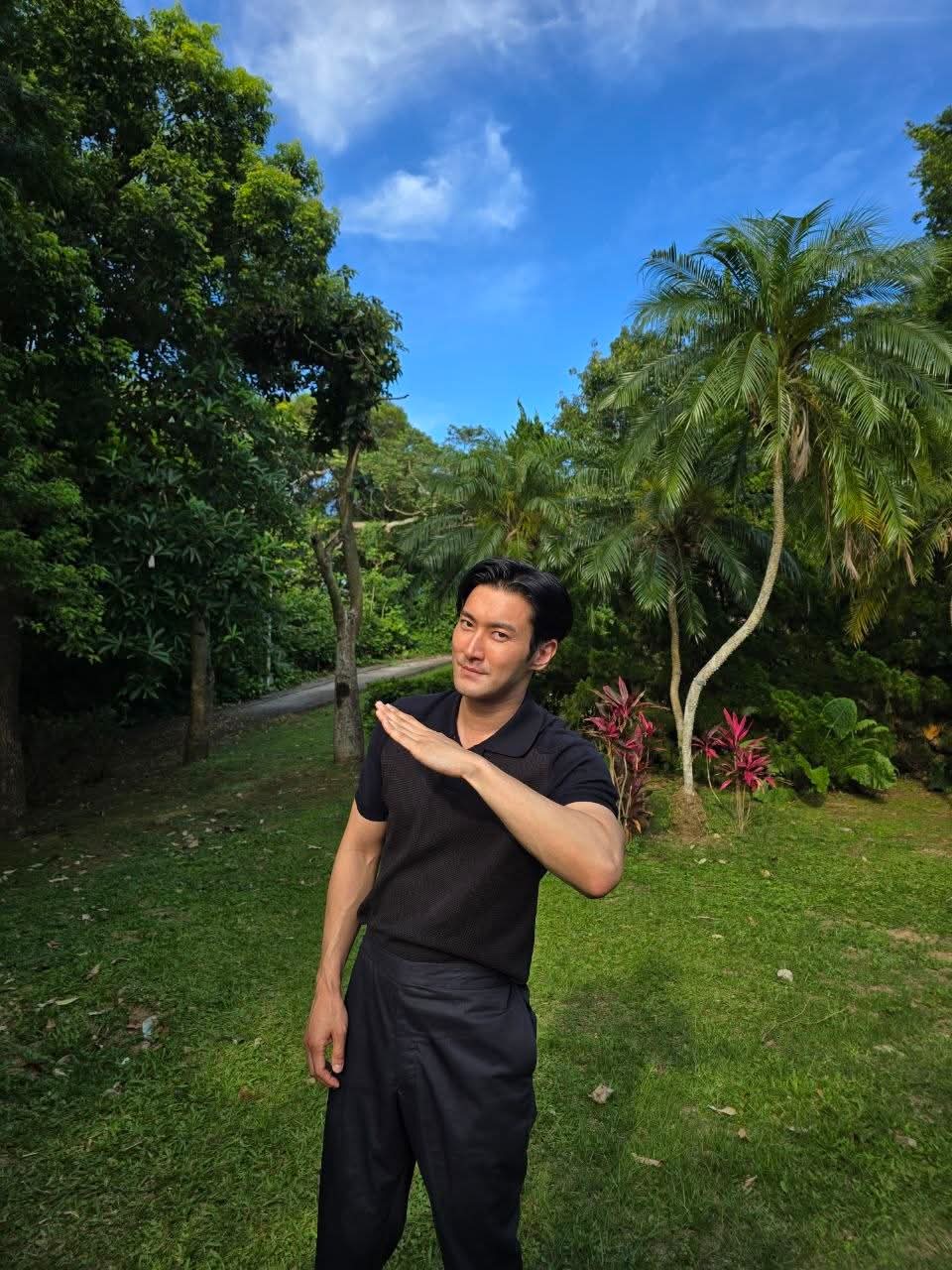昨(31)日始源大玩諧音梗，在陽明山PO出模仿南韓爆紅男團ATEEZ成員崔傘跳《BAD》舞蹈動作的照片，還配上中文喊：「不一樣的崔山，你們想去陽明山嗎？」 圖：取自崔始源Threads