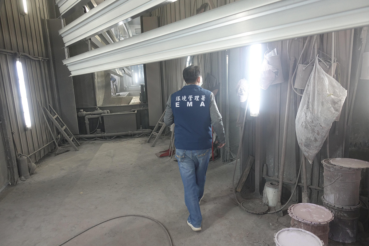 專案小組確認廠內製程運作情況。 圖：中區環境管理中心／提供