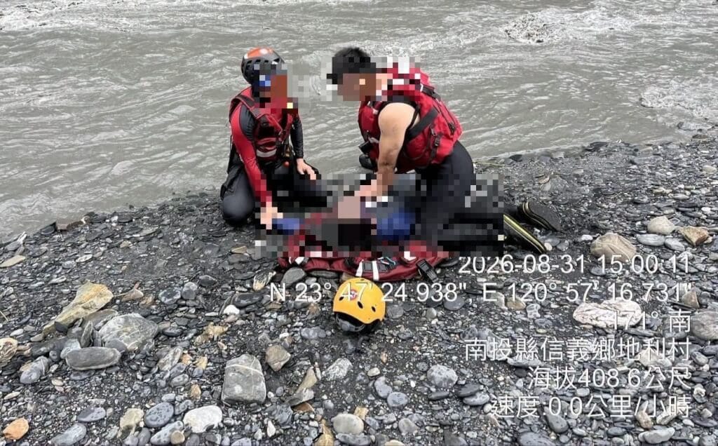 5名遊客到南投縣信義鄉孫海橋上游泛舟，因溪水暴漲求救，3人陸續脫困，2人尚待救援；南投縣消防局救生艇31日搜救時翻覆，伍姓消防員落水，最後在雙龍橋附近救起，送醫不治。（民眾提供）中央社記者蕭博陽南投縣傳真　115年8月31日